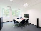Heller Konferenzbereich - Mietfrei für drei Monate: Helles Büro mit moderner Ausstattung.