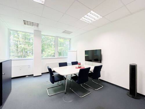 Heller Konferenzbereich - Mietfrei für drei Monate: Helles Büro mit moderner Ausstattung.