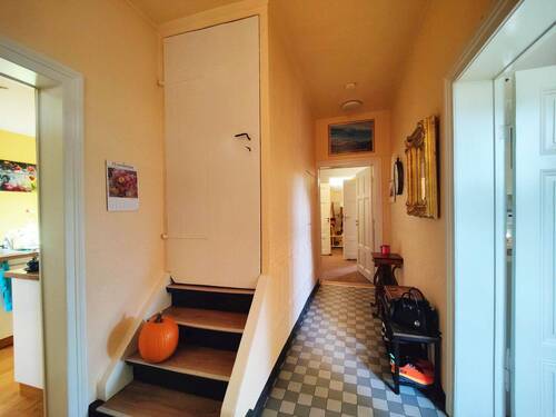 Eingangsflur mit Aufgang DG - 