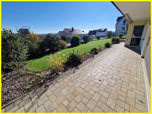 Sonnenterrasse mit Blick in den Garten - 