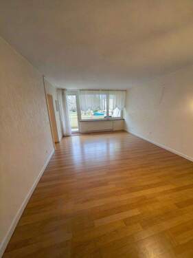 Wohnzimmer - Großzügige 4-ZKB mit Loggia in ruhiger Lage in Saarbrücken-Dudweiler