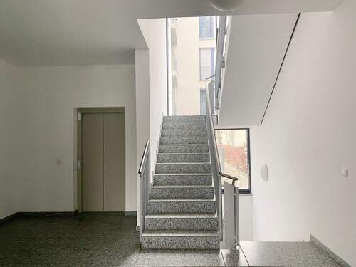 Treppenhaus - 3 Zimmer Etagenwohnung zur Miete in Nürnberg