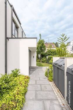 Zuweg zum Hauseingang - 