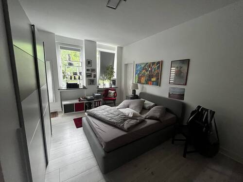 Schlafzimmer zum Hof und Zugang zum Bad.jpg - 