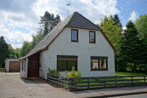 Ansicht Vorderseite (2) - Volksbank Immobilien: Viel Platz zum Wohlfühlen im Haus und Garten!