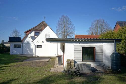 Rückseite mit Anbau und Garagenanbau - 