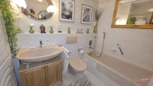 Bad mit Wanne - 
