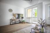 Wohnzimmer mit Balkon - 