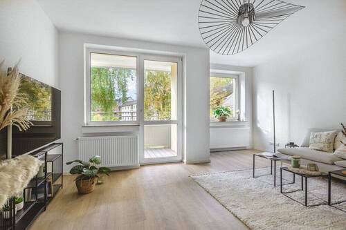 Wohnzimmer mit Balkon - 