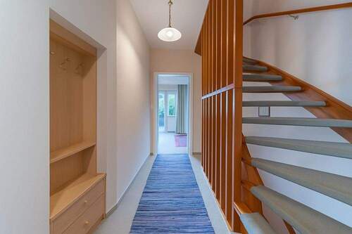 Flur KI bearbeitet - 4 Zimmer Reihenmittelhaus in Bremen