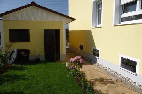 Außen Garage Nordansicht - 6 Zimmer Doppelhaushälfte in Schwandorf