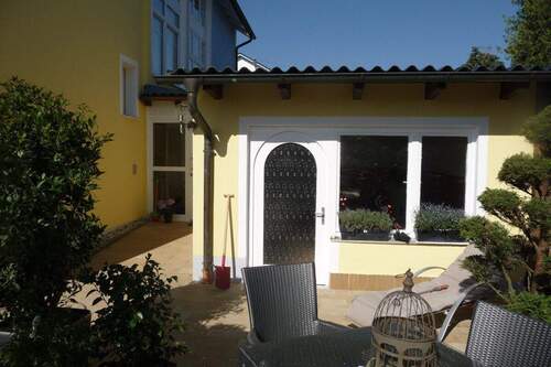 Außen Eingang + Nebengebäude - Doppelhaushälfte mit 170,00 m&sup2; in Schwandorf zur Miete