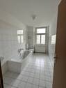 Bad mit Wanne und Fenster - 