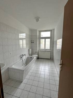 Bad mit Wanne und Fenster - 