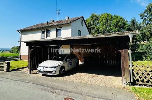 Ansicht Carport Haus - 6 Zimmer Mehrfamilienhaus, Wohnhaus in Münchberg / Solg
