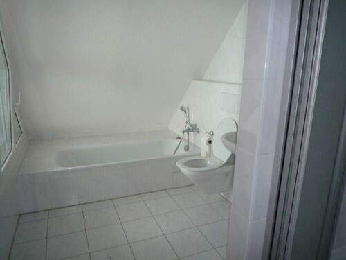 Bad mit Wanne und Dusche - 