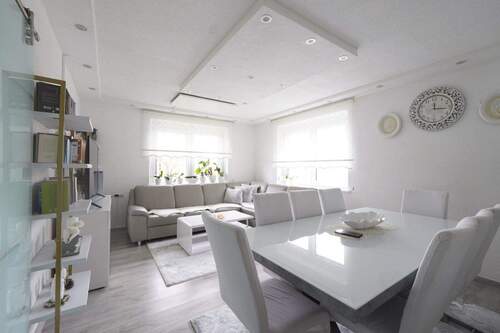 Wohnzimmer - Charmante 3-Zimmer-Eigentumswohnung in Biberach