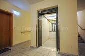 Treppenhaus mit Aufzug - 2 Zimmer Etagenwohnung in Dresden
