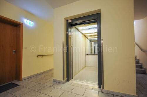 Treppenhaus mit Aufzug - 2 Zimmer Etagenwohnung in Dresden