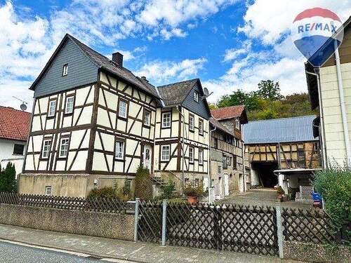 01 Außenansicht - Hofreite mit 2 Scheunen in Weinbach