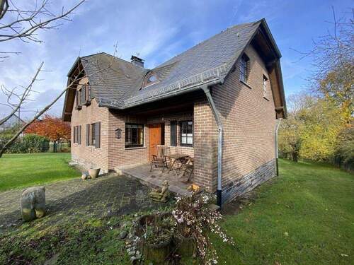 Seiten- und Frontansicht - 5 Zimmer Einfamilienhaus in Hellenthal