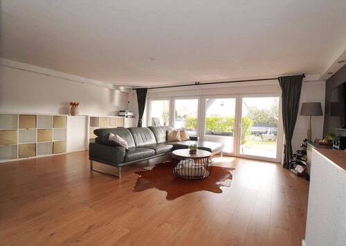 Wohnbereich - Modernisierte Erdgeschosswohnung mit Terrasse, Garten und Garage in einer Doppelhaushälfte