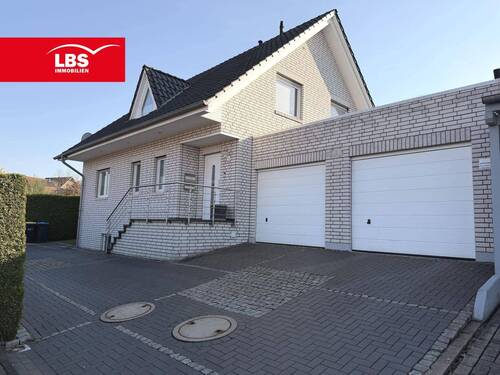 Vorderansicht rechts - Wunderbares Einfamilienhaus in bevorzugter Lage Hilles!