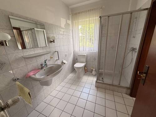 Gästebad mit Dusche - 