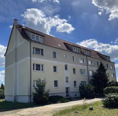 Hausansicht - Lichtdurchflutete 4-Raum-Wohnung in Arzberg!