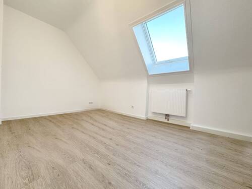 Wohnzimmer - Frisch saniert: 2-Zimmer-Dachwohnung mit Blick über Ansbach