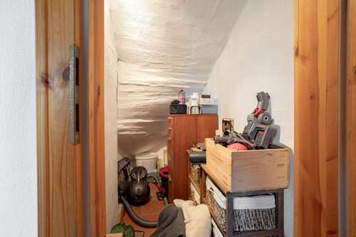 Abstellraum unter Treppe - 