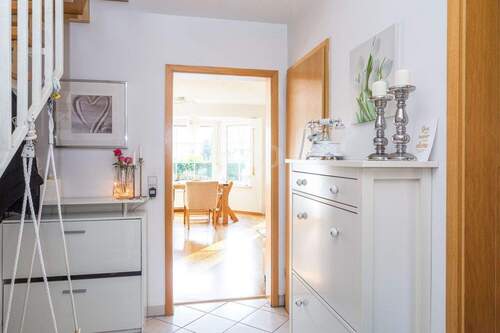 Heller Eingangsbereich - 4 Zimmer Doppelhaushälfte zum Kaufen in Falkensee