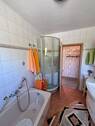 Wannenbad mit Dusche - 