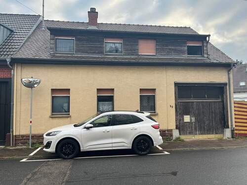 Frontansicht - Ein- bis Zweifamilienhaus mit großem Grundstück in Hagsfeld!