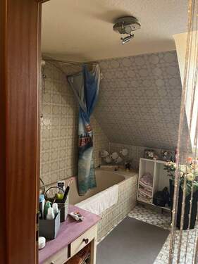 Bad mit Badewanne und Tageslicht - 