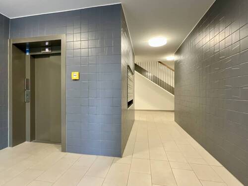 Treppenhaus mit Aufzug - 
