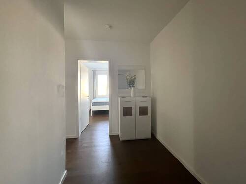 Flur mit Blick zum Schlafzimmer - 