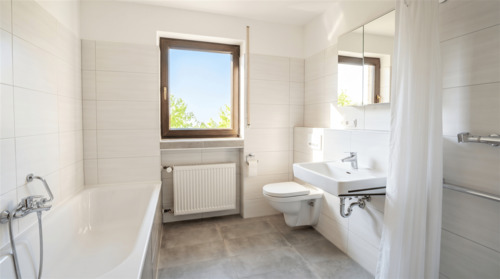Modernisiertes Badezimmer mit Dusche und Badewanne - 