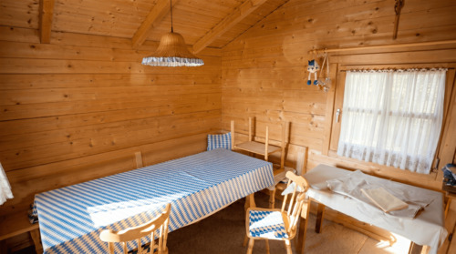 Gemütlicher Innenraum der Gartenhütte - 