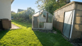 Gewächshaus und Gartenfläche - 