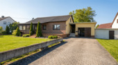 Gepflegte Außenansicht mit großzügiger Einfahrt - Großzügiger Bungalow auf ca. 2.000 m² Grundstück mit Wintergarten & Ausbaupotenzial
