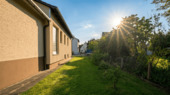 Rückansicht des Hauses mit Gartenbereich - 4 Zimmer Bungalow in Buttenwiesen