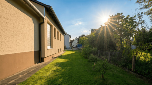 Rückansicht des Hauses mit Gartenbereich - 4 Zimmer Bungalow in Buttenwiesen