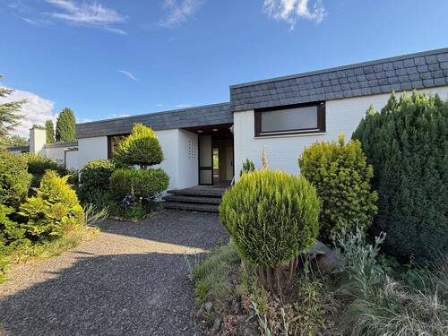 Hausansicht - *** Ruhig gelegener Bungalow mit Vollkeller in zentraler Lage von Adendorf ***