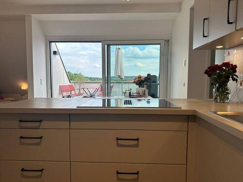 H101 W13 Küche mit Blick auf Terrasse - 