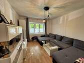 Wohnzimmer - Gepflegte 2-Zimmer Wohnung mit Balkon - ideal für Single oder Pendler