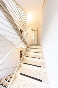 Treppenhaus mit Aufzug - 
