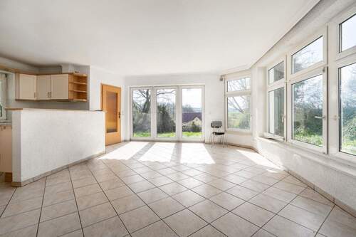 Wohnraum mit Blick zum Terrassenfenster - 3 Zimmer Mehrfamilienhaus, Wohnhaus zum Kaufen in Wittenbeck