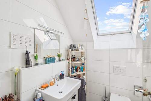 Badezimmer im Dachgeschoss - 