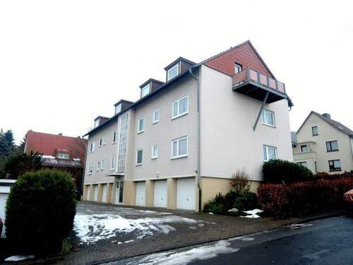 Hausansict mit Garagen - Etagenwohnung mit 69,00 m&sup2; in Northeim zur Miete